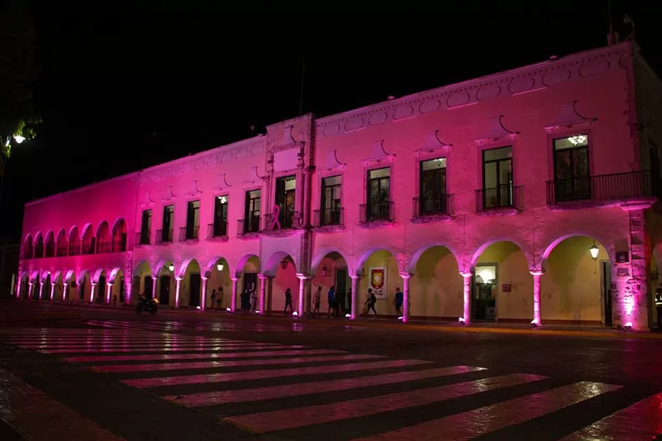 Iluminan de rosa el palacio municipal en Valladolid, Yucatán