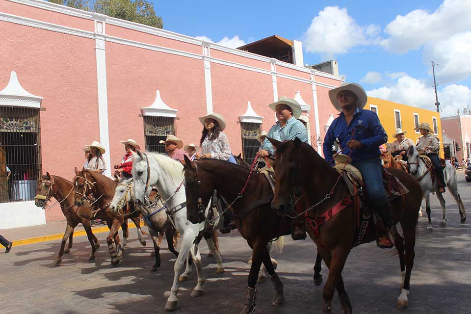Participan vaqueros acompañando el convite